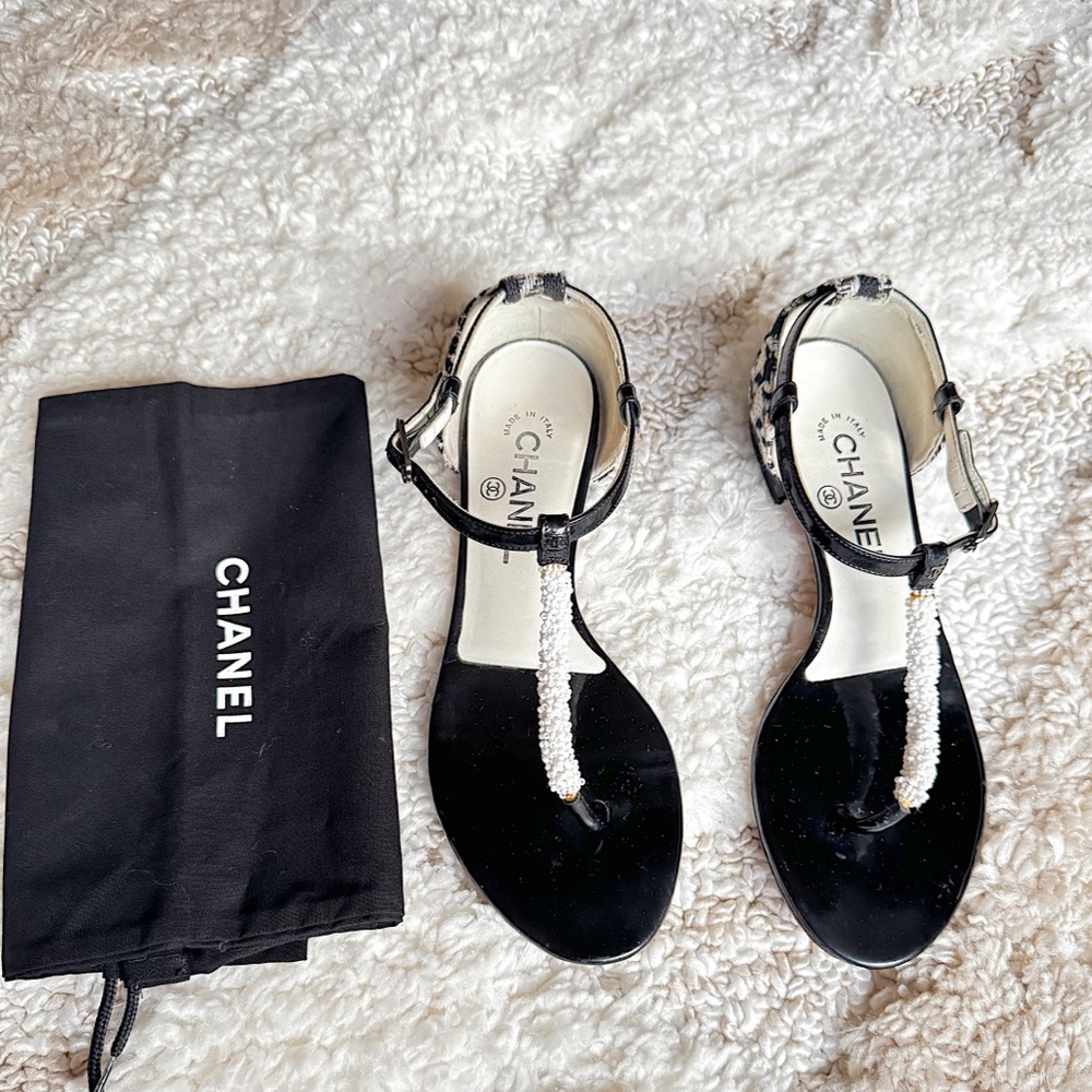 Chanel beaded CC tweed houndstooth thong sandals flats 37.5 black white